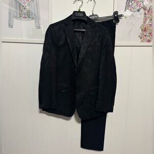 Elegant Boy's 3piece suit Blazer
Blazer, vest and pants